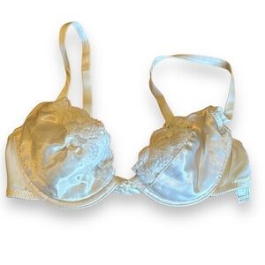 Vintage Jezebel White Satin and Lace bra perfect 34C like new bridal sexy 90s